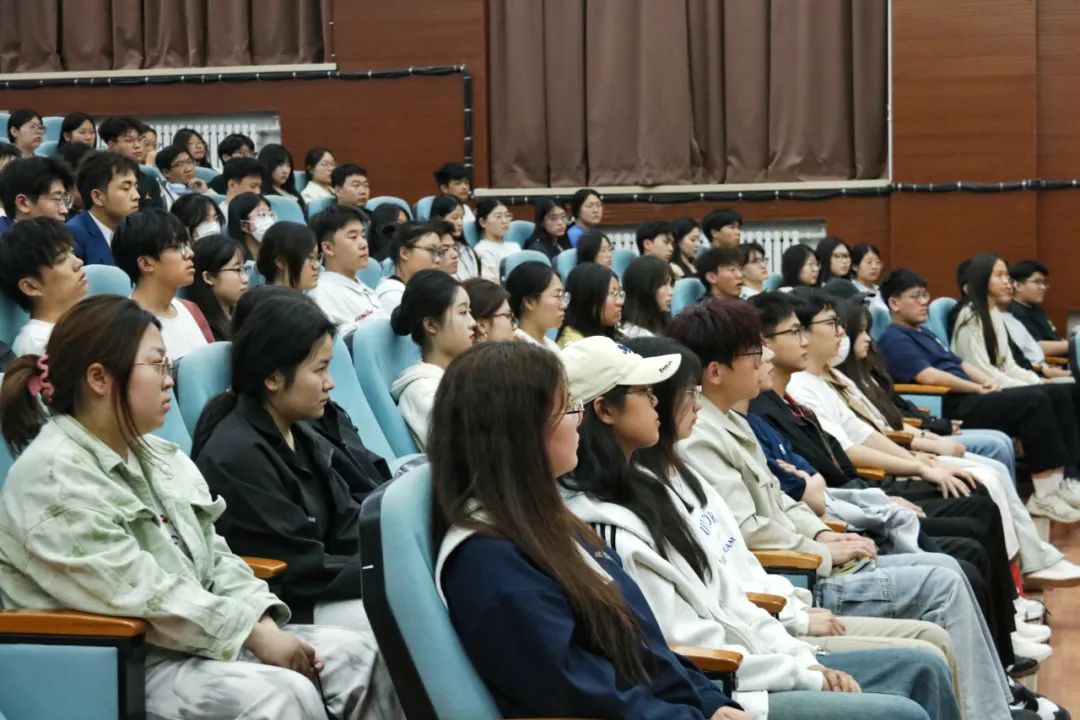 志愿青春·助力科技體育 我校團(tuán)委舉辦2025長(zhǎng)城汽車智慧工廠半程馬拉松志愿者培訓(xùn)會(huì)